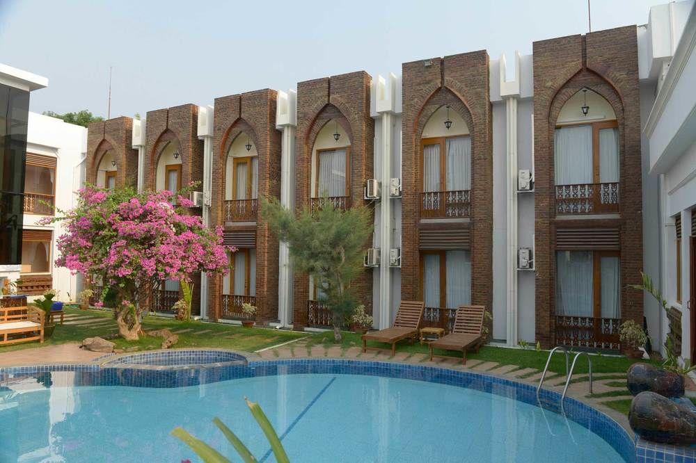 Raza Gyo Hotel